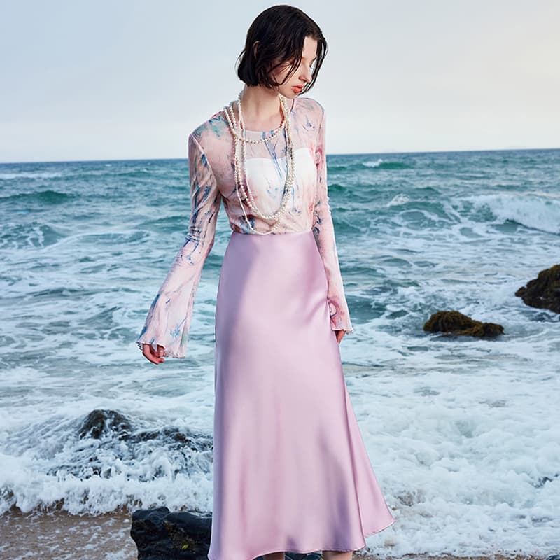 優美なラインのマーメイドロングスカート