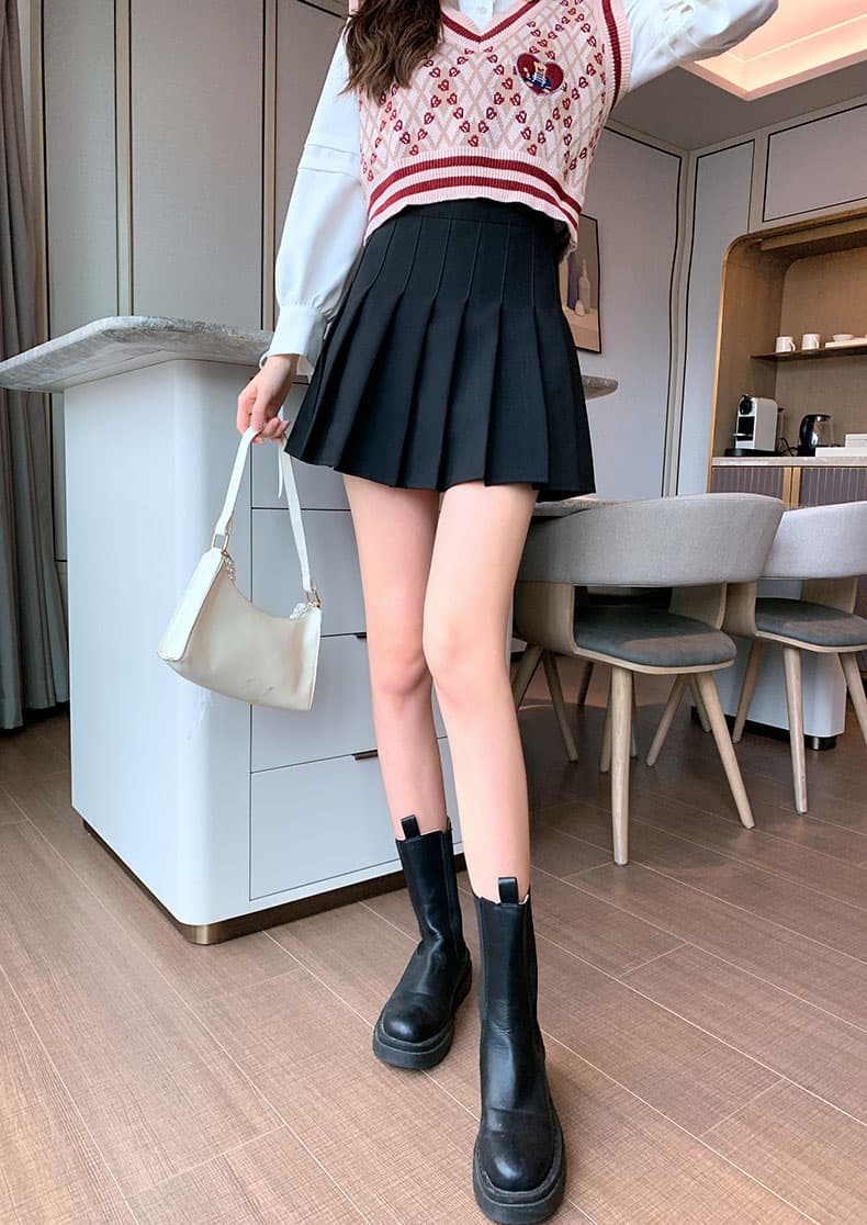 落ち葉に映える 優美プリーツスカート